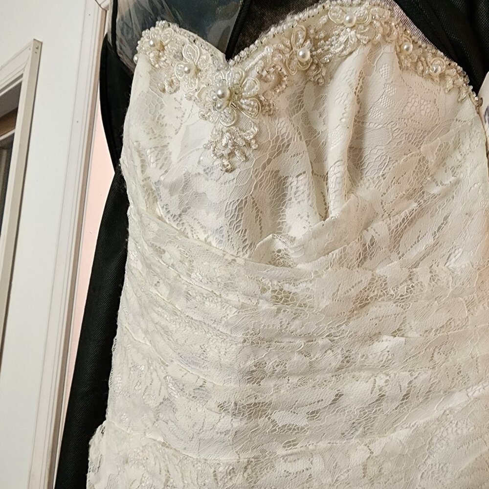 Strapless wedding dress with attachable lace straps